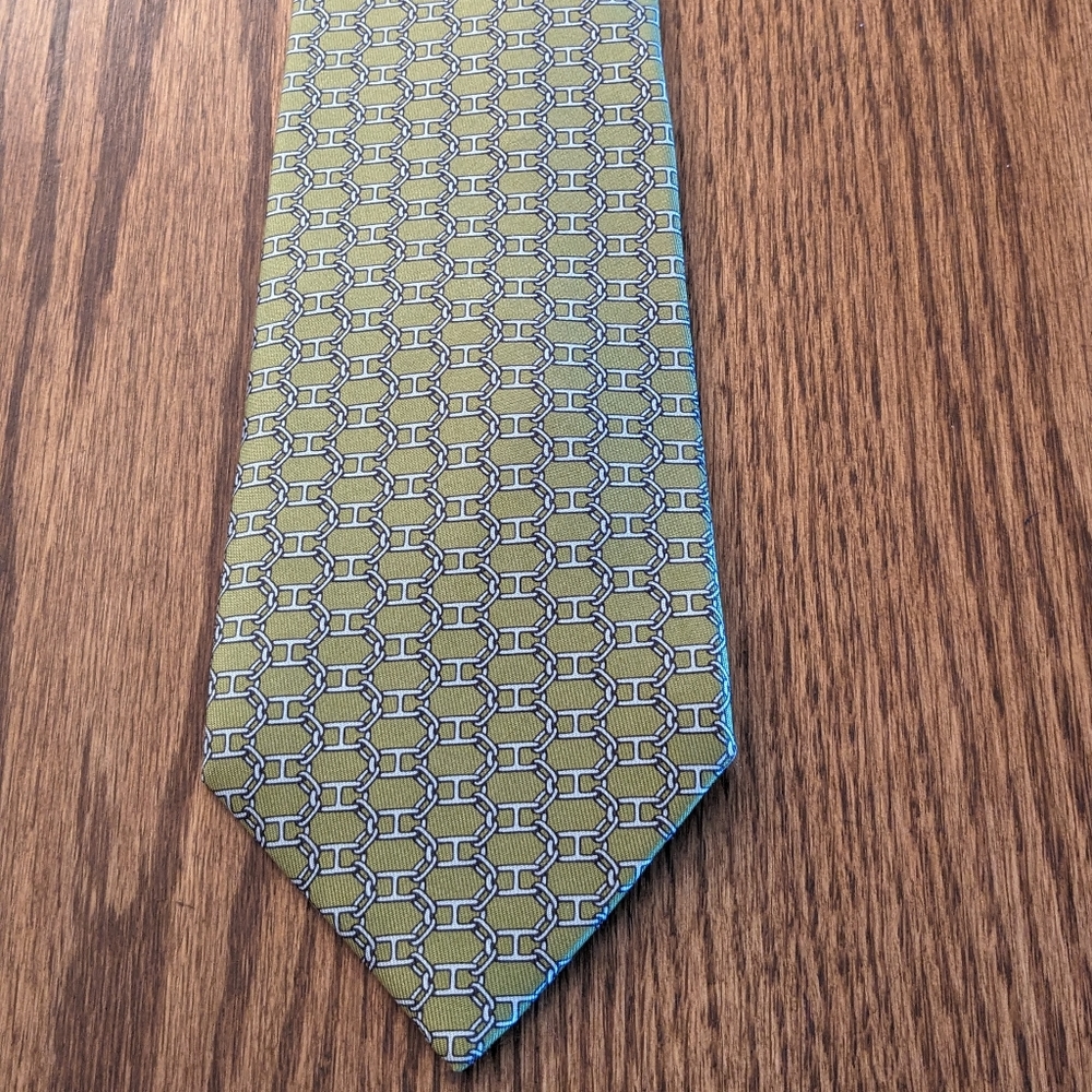 Men's Hermes Tie. EUC. Light green with silver chain design.